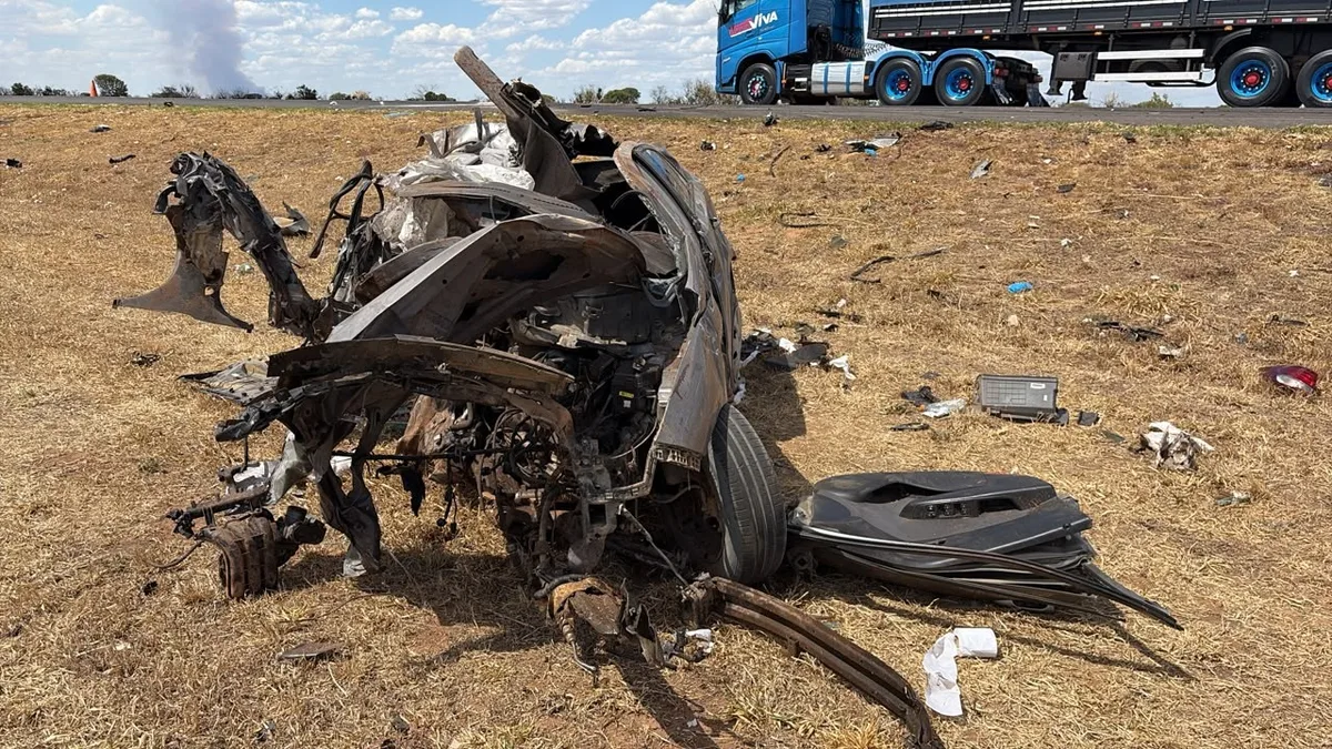 Batida entre carro e carreta deixa três mortos na BR-020, no oeste da Bahia