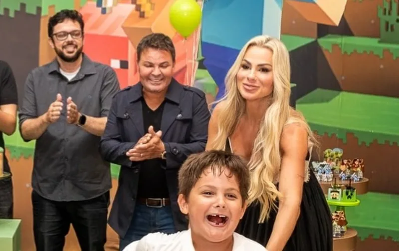 Eduardo Costa e ex-marido de Mariana se encontram em aniversário do filho