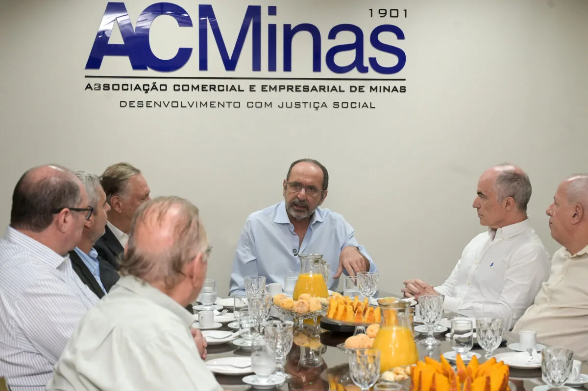 Kalil questiona renúncia de R$ 27 bilhões e cita dívida de Minas em encontro empresarial