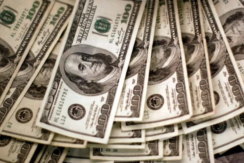 Dólar avança enquanto mercado acompanha inflação nos EUA e cenário político