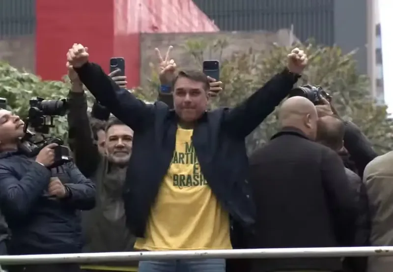Flávio Bolsonaro apresenta plano para segurança e saúde em ato na Paulista