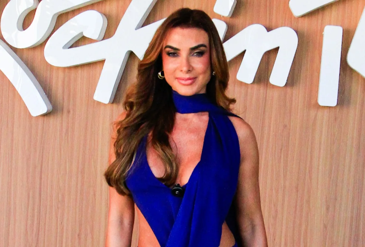 Nicole Bahls aposta em produção azul para curtir o primeiro dia do Rock in Rio