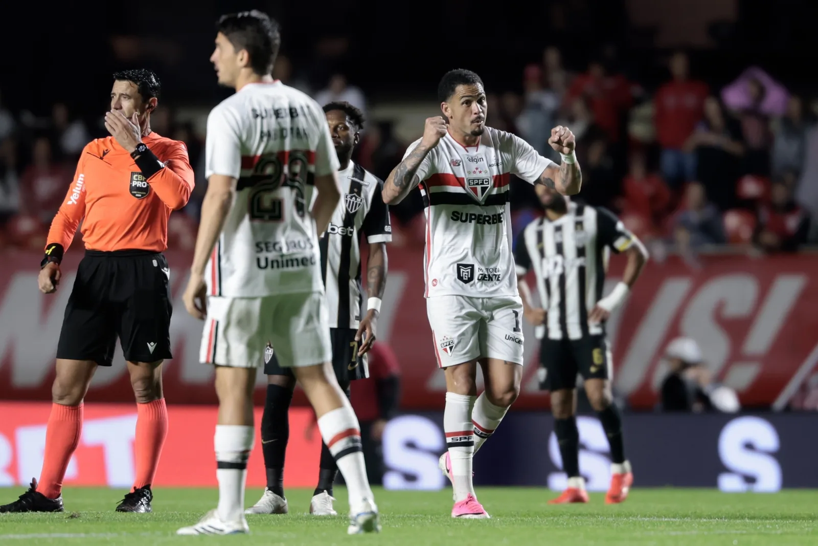 Renan Lodi diz que Atlético-MG ainda tem muito pela frente após derrota