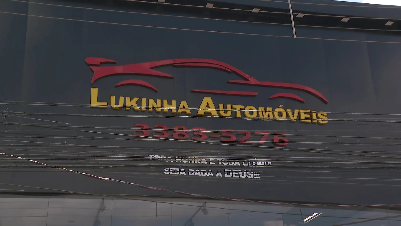 Clientes relatam problemas após compra de veículos e agência nega acusações