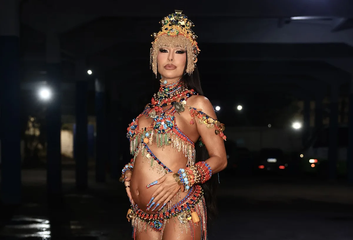 Sabrina Sato exibe gravidez durante final de samba da Vila Isabel