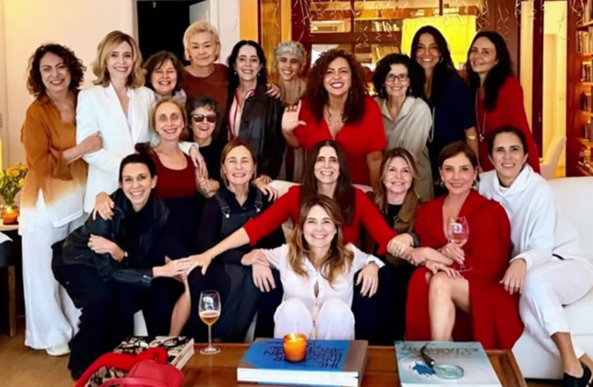 Malu Mader celebra 60 anos ao lado de atrizes e amigas