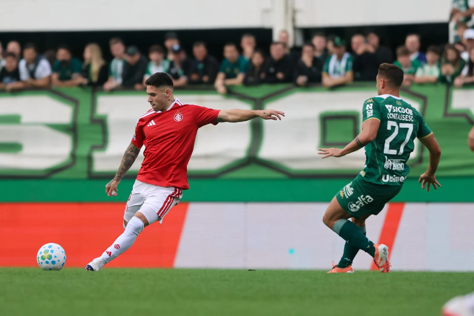 Internacional bate a Chapecoense e encerra jejum de dez jogos