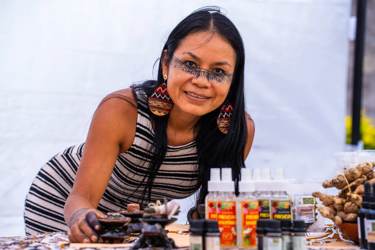Rosa Canelos deixou território indígena aos 12 anos e criou projeto no Equador