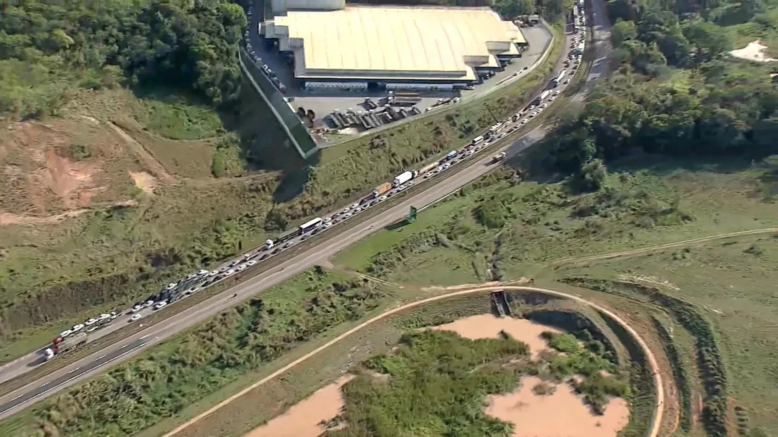 Interdição no km 502 deixa trânsito parado e provoca retenções