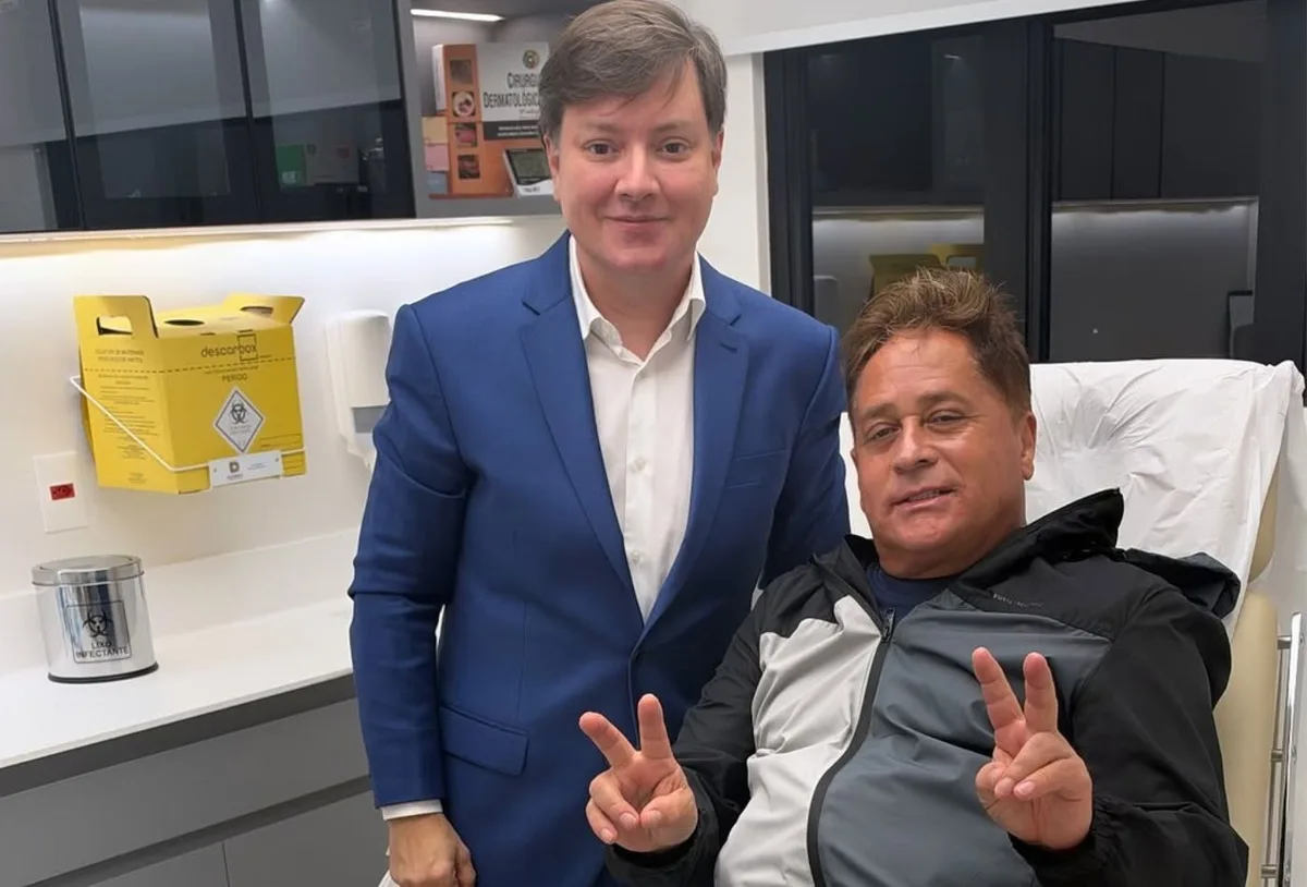 Leonardo aparece em maca durante sessão estética compartilhada por Poliana Rocha