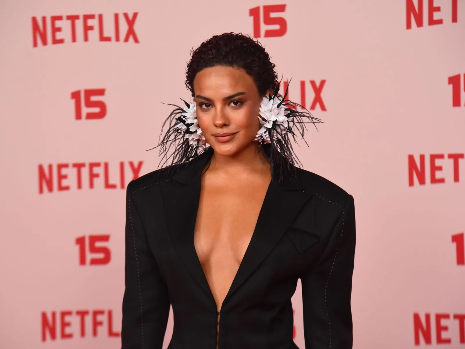 Bella Campos apresenta cabelo curto e avermelhado em evento da Netflix