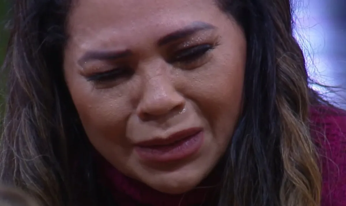 Darlin Ferrattry se emociona após conversa com Renata em A Fazenda 18