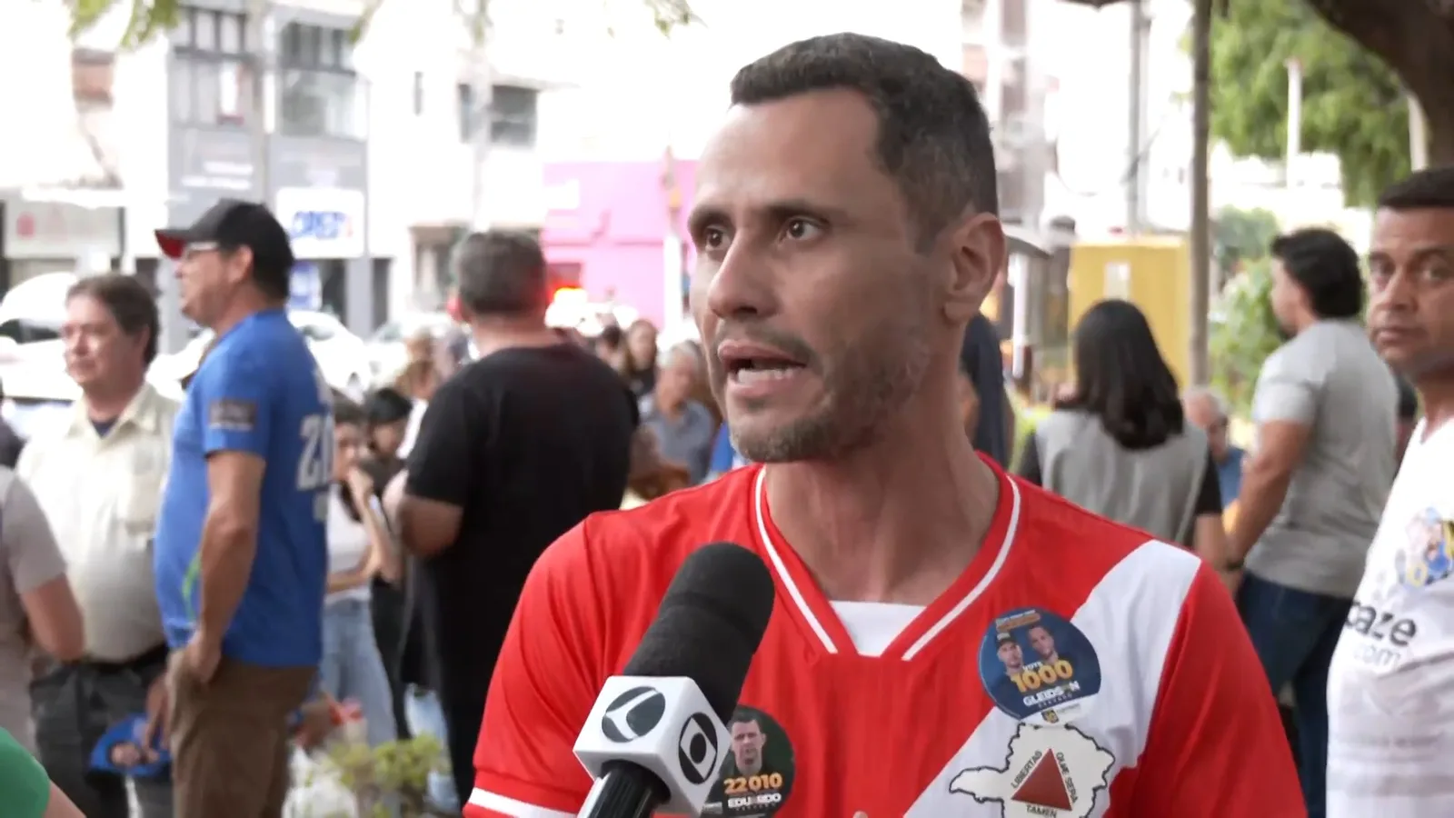 Em Perdigão, Cleitinho inclui feminicídio entre propostas para Minas