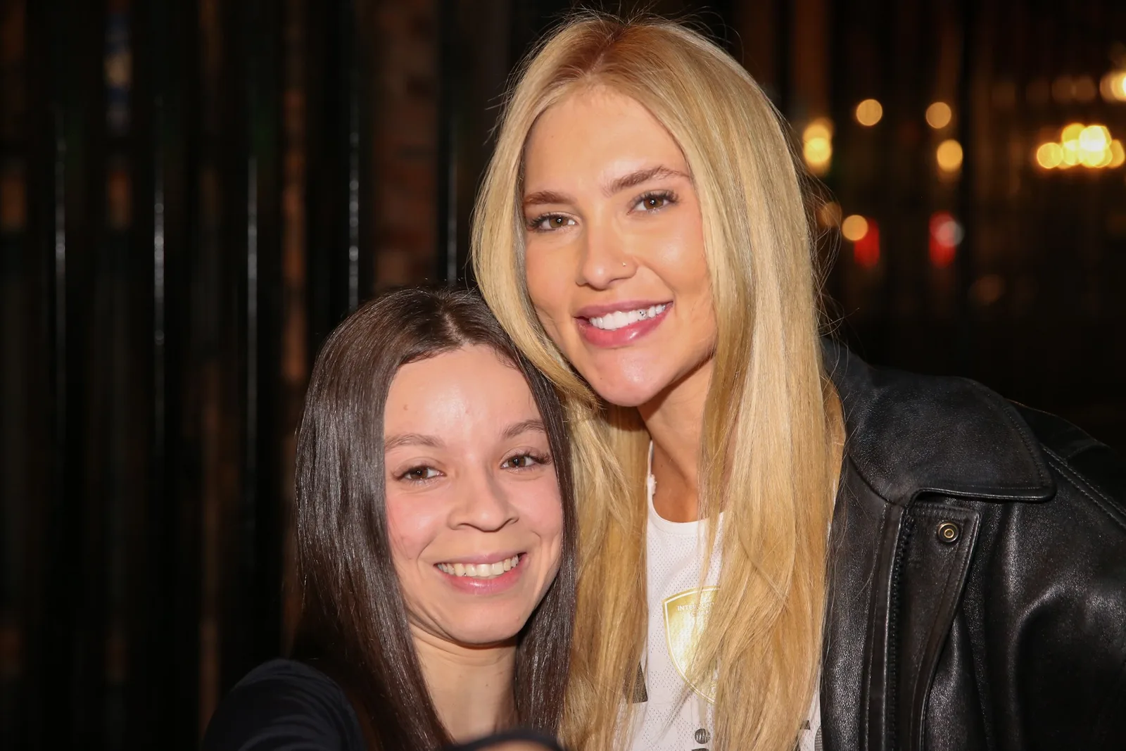 Virginia Fonseca atende fãs ao sair de salão na zona oeste de São Paulo