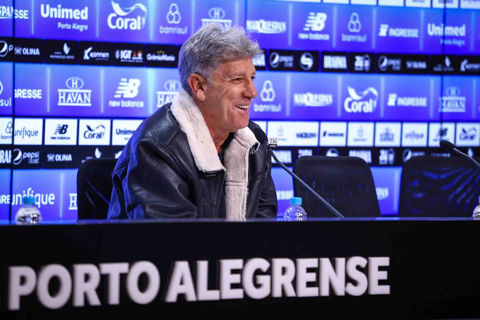 André Guedes defende reserva de Carlos Vinícius e critica decisão do VAR