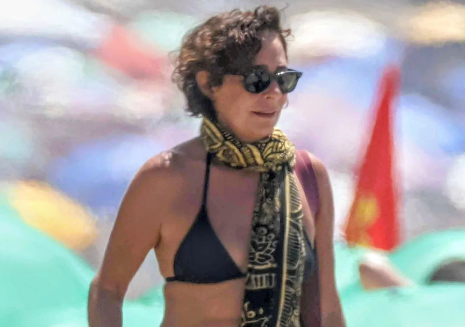 Andrea Beltrão volta à praia durante recuperação de cirurgia no pé