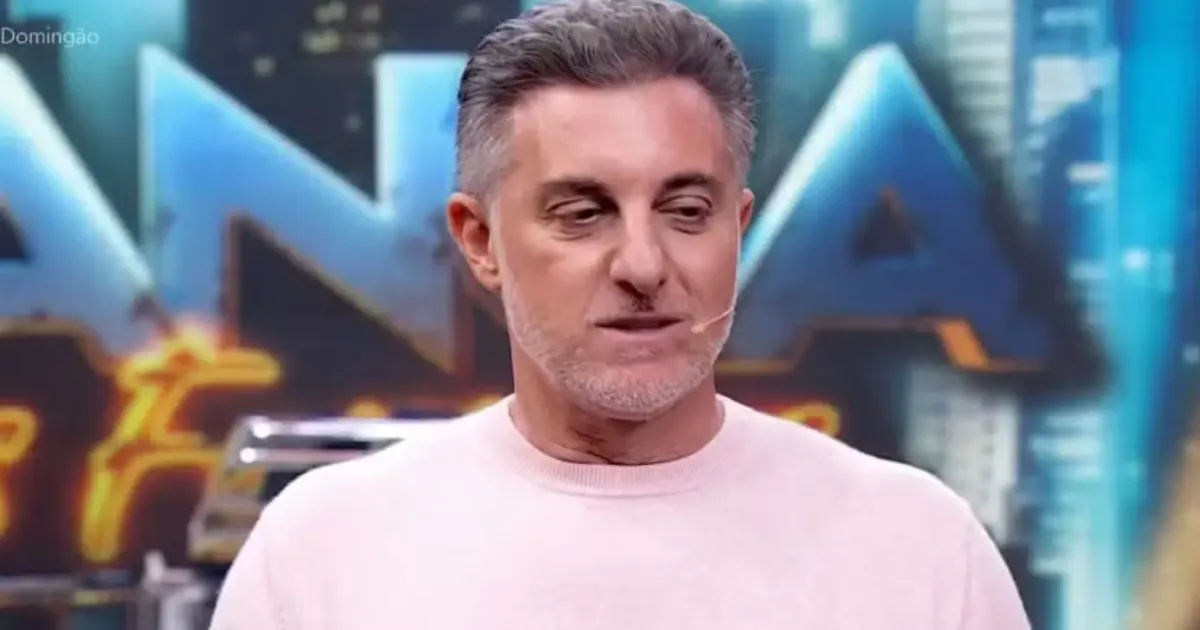 Luciano Huck recebe oração durante gravação na Rocinha, no Rio