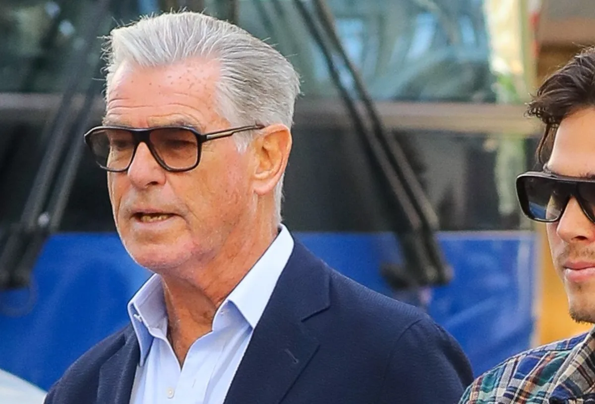Pierce Brosnan aparece em Nova York ao lado do filho Paris