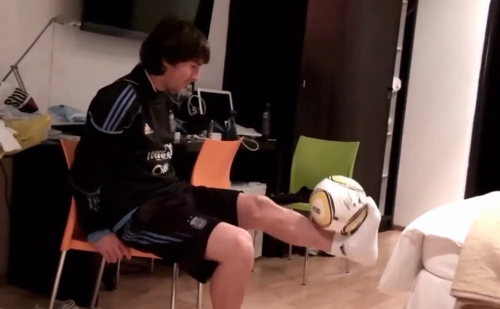 Messi domina a Jabulani sentado em vídeo registrado na Copa de 2010