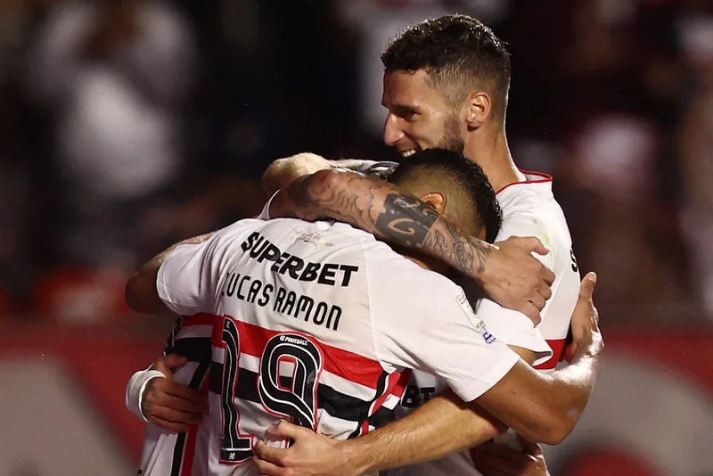 São Paulo vence Atlético-MG por 2 a 0 e abre distância para a zona de rebaixamento