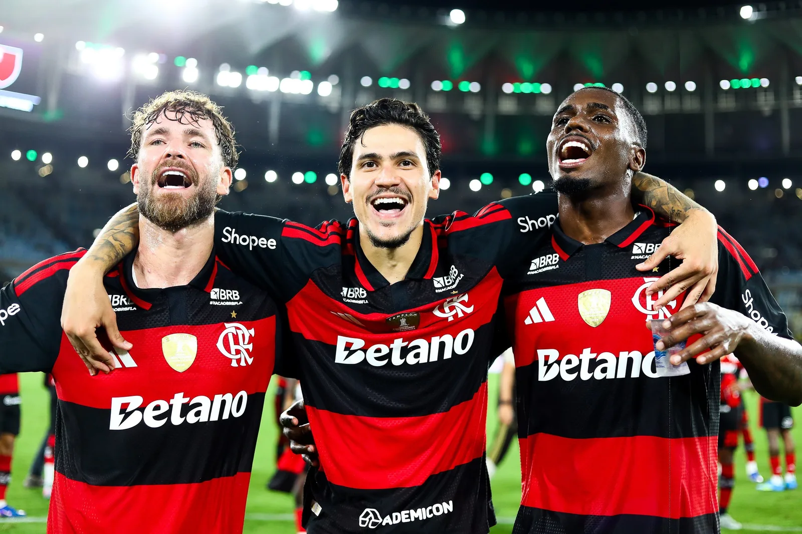 Flamengo planeja ajustes salariais para Pedro, Léo Pereira e jovens do elenco