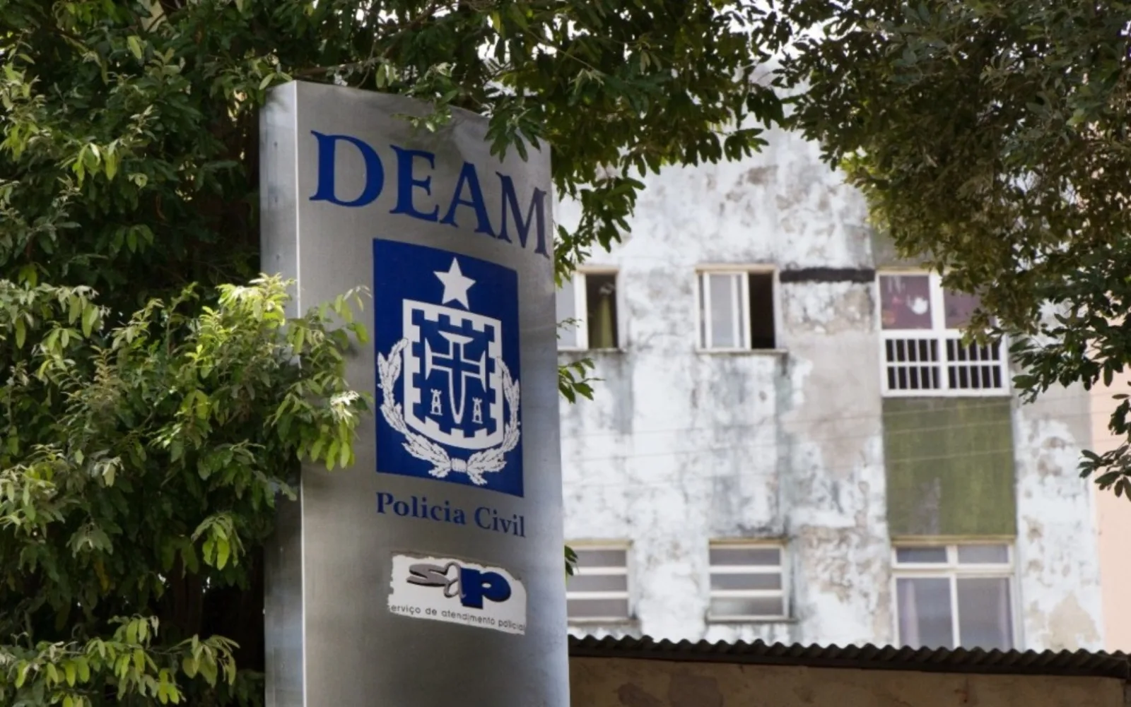 Homem é preso após tentar matar ex-companheira e cair de telhado em Salvador
