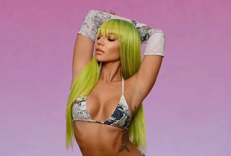 Hariany Almeida aposta em visual neon para capa de revista italiana
