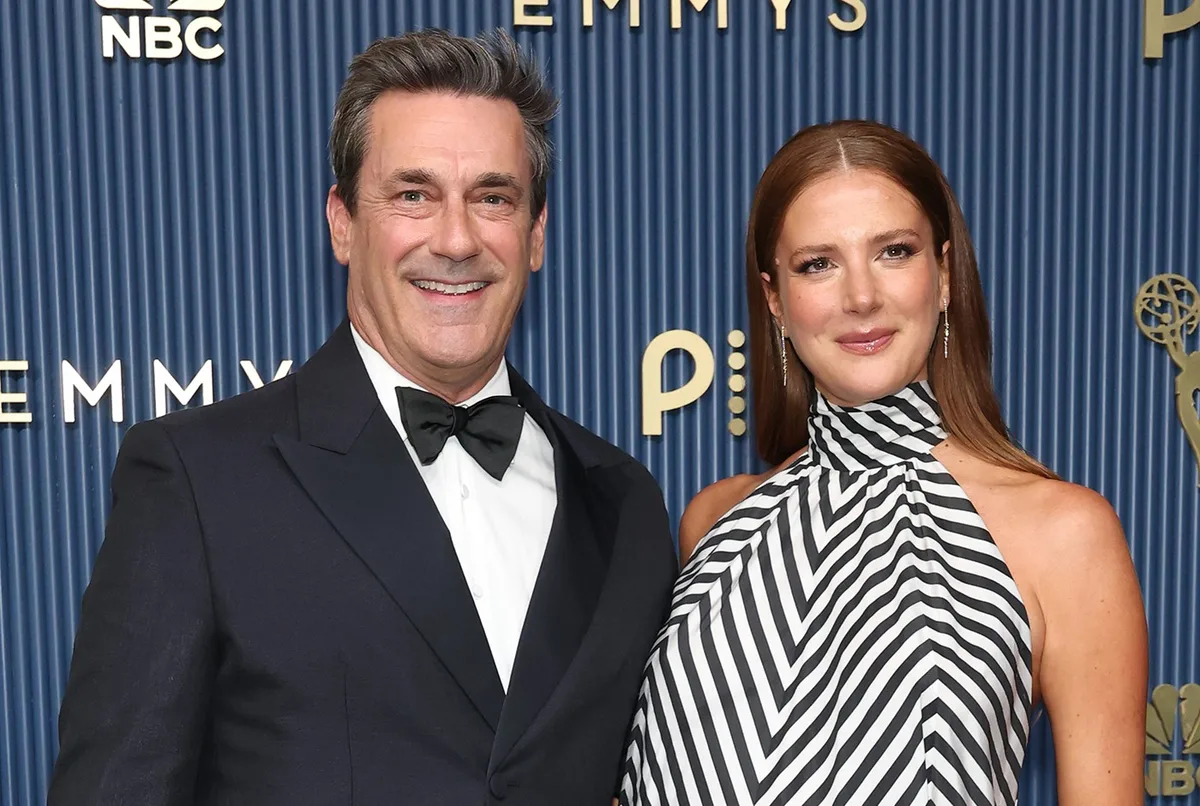 Jon Hamm e Anna Osceola exibem gravidez no tapete vermelho do Emmy 2026