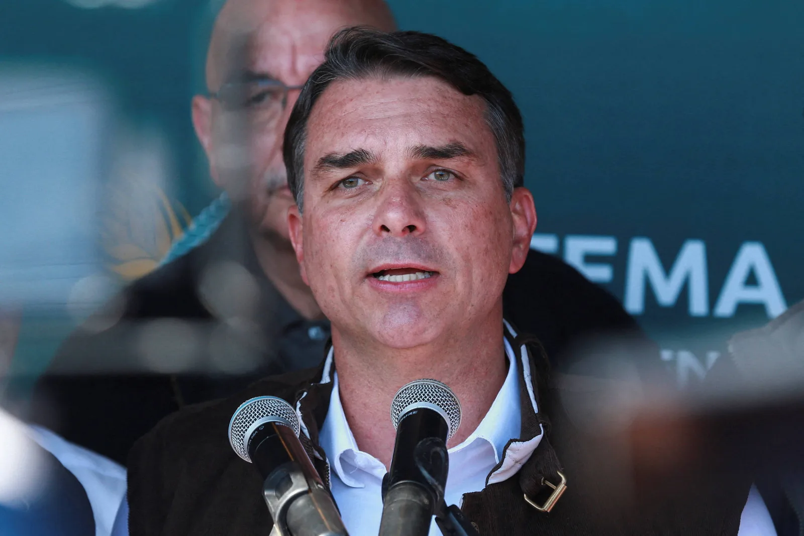 Flávio Bolsonaro critica Alexandre de Moraes durante visita a Filipe Martins