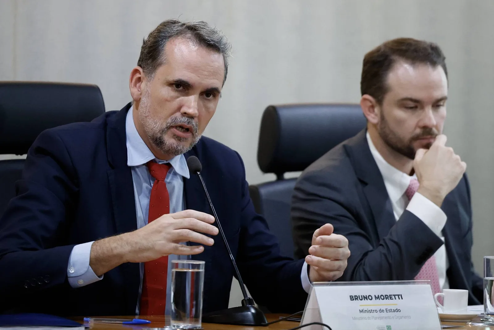 Governo projeta gasto com pessoal R$ 8 bilhões abaixo do limite em 2027