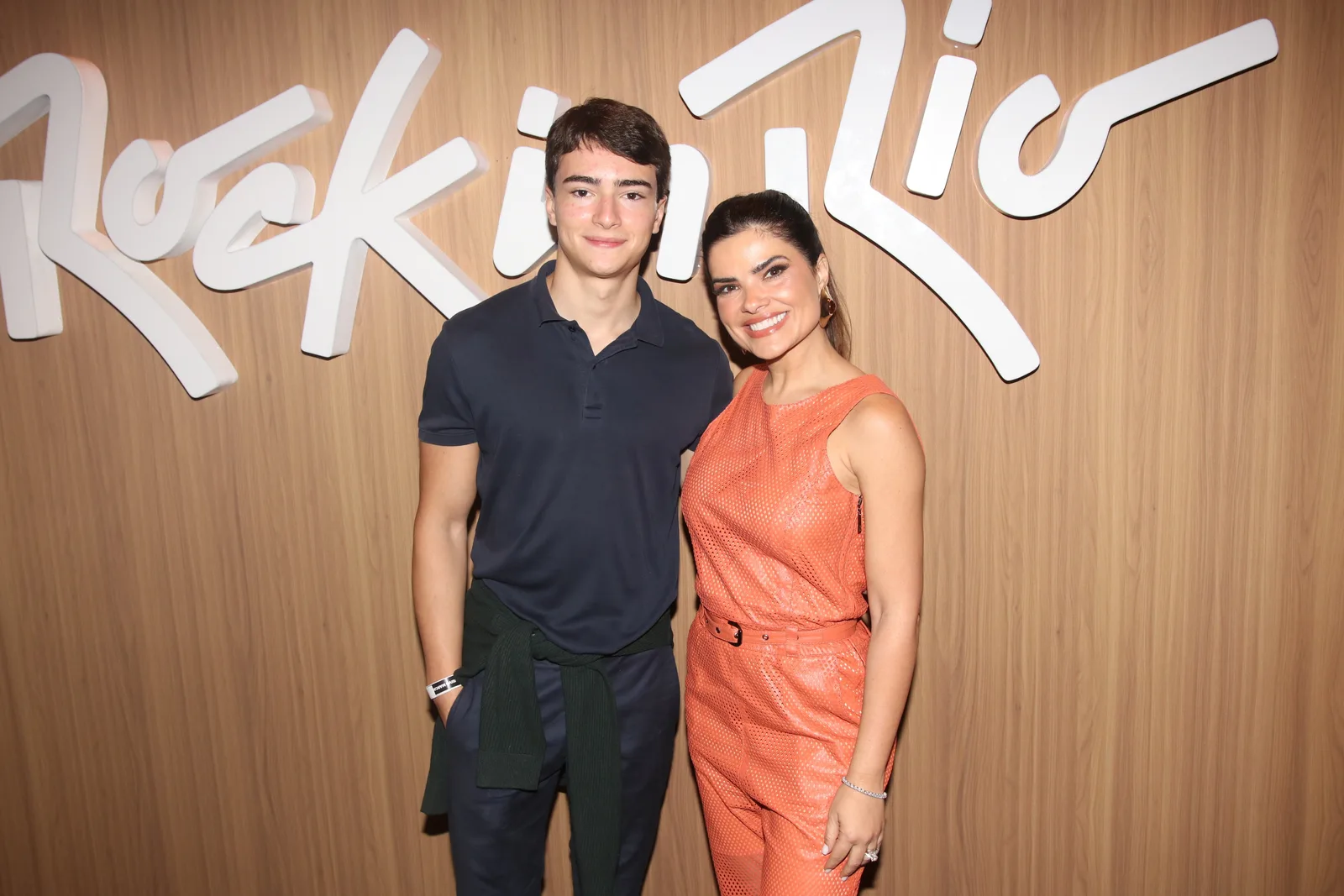 Vanessa Giácomo aparece com o filho Raul durante o Rock in Rio