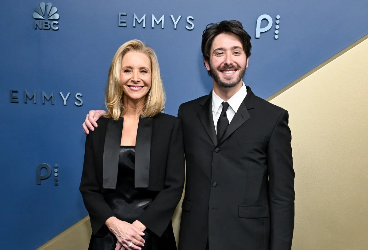 Lisa Kudrow aparece com o filho no Emmy e disputa duas categorias