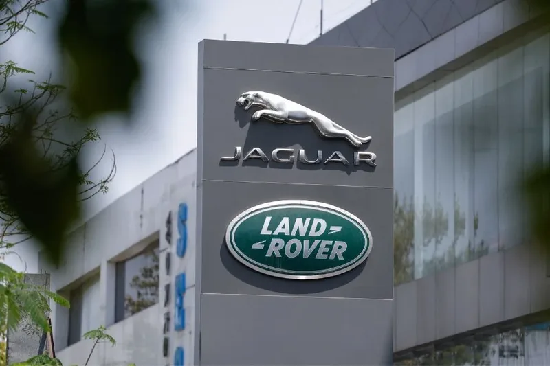 Jaguar Land Rover reduz produção e prevê 4 mil cortes em dois anos