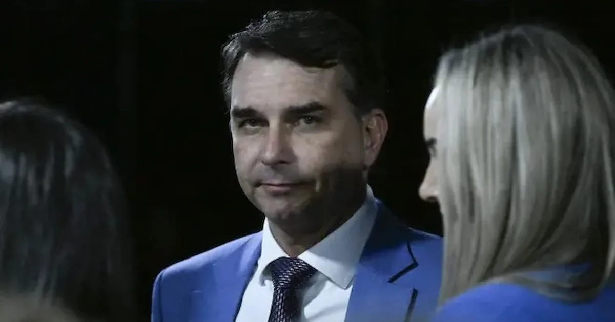 Flávio Bolsonaro teria usado imóvel ligado a alvo da PF durante campanha