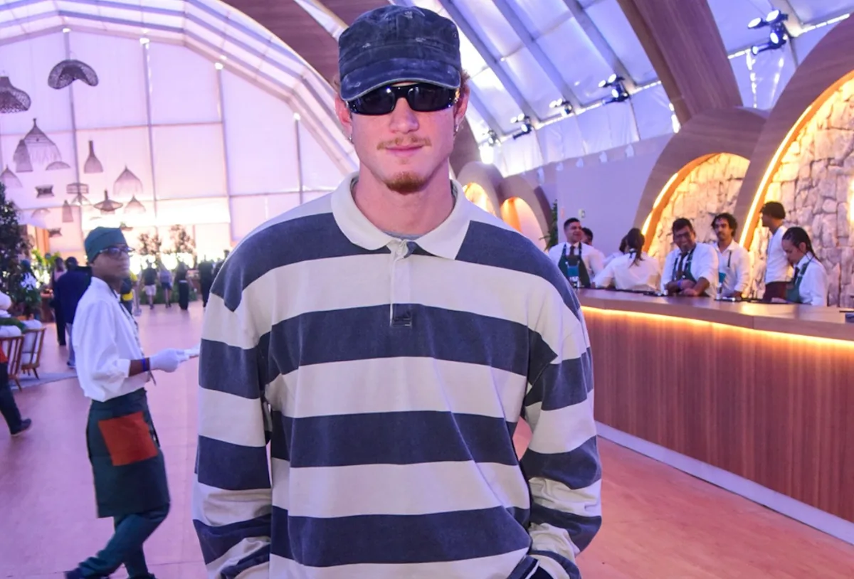 Pedro Novaes chama atenção com look de boné e óculos no Rock in Rio