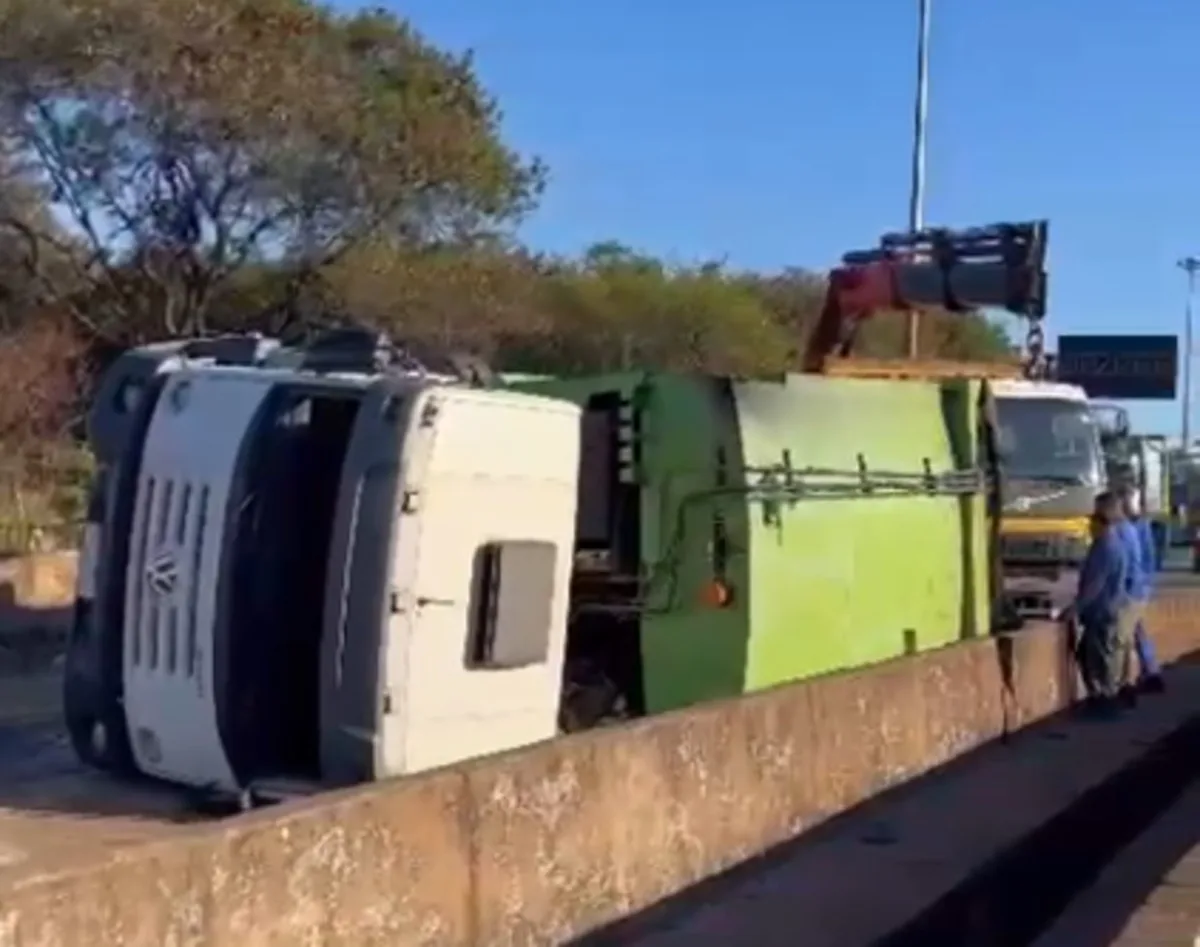 Tombamento de caminhão da SLU bloqueia sentido Rio no Anel Rodoviário