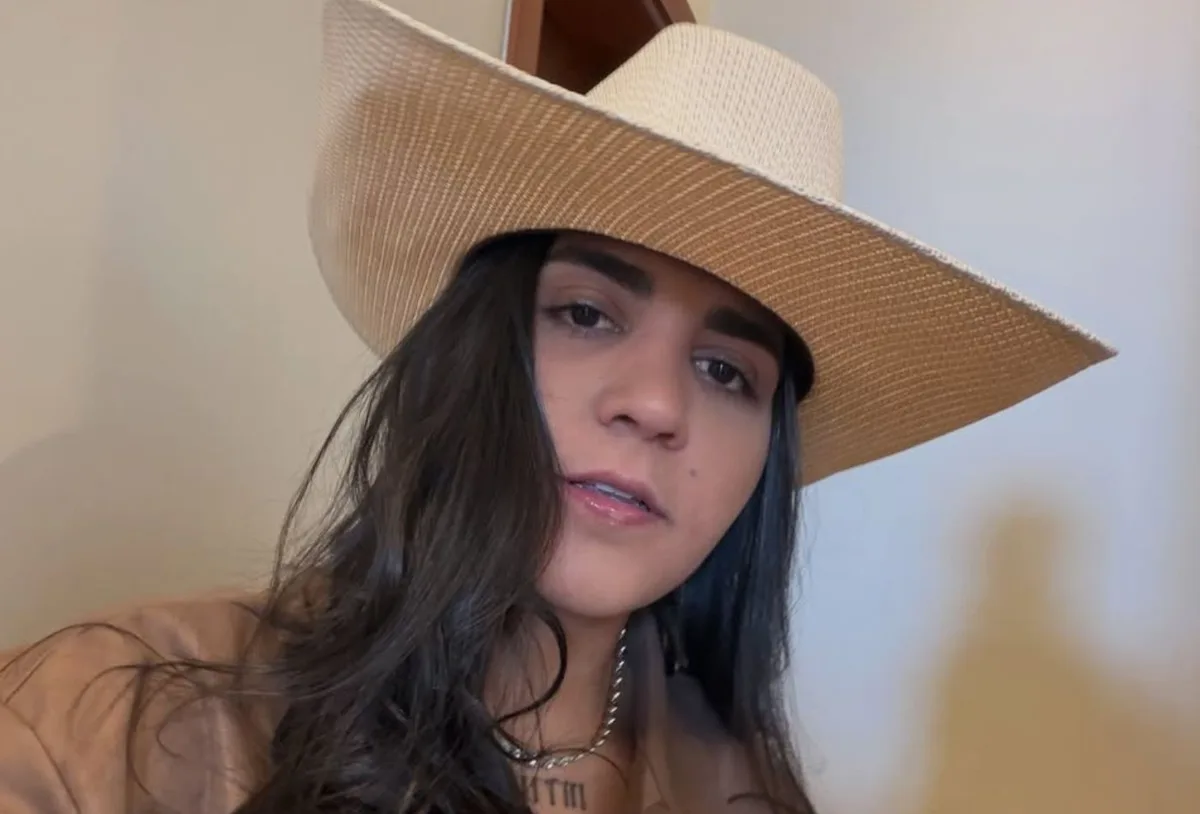 Yasmin Santos relata furto de celular após vidro de carro ser quebrado