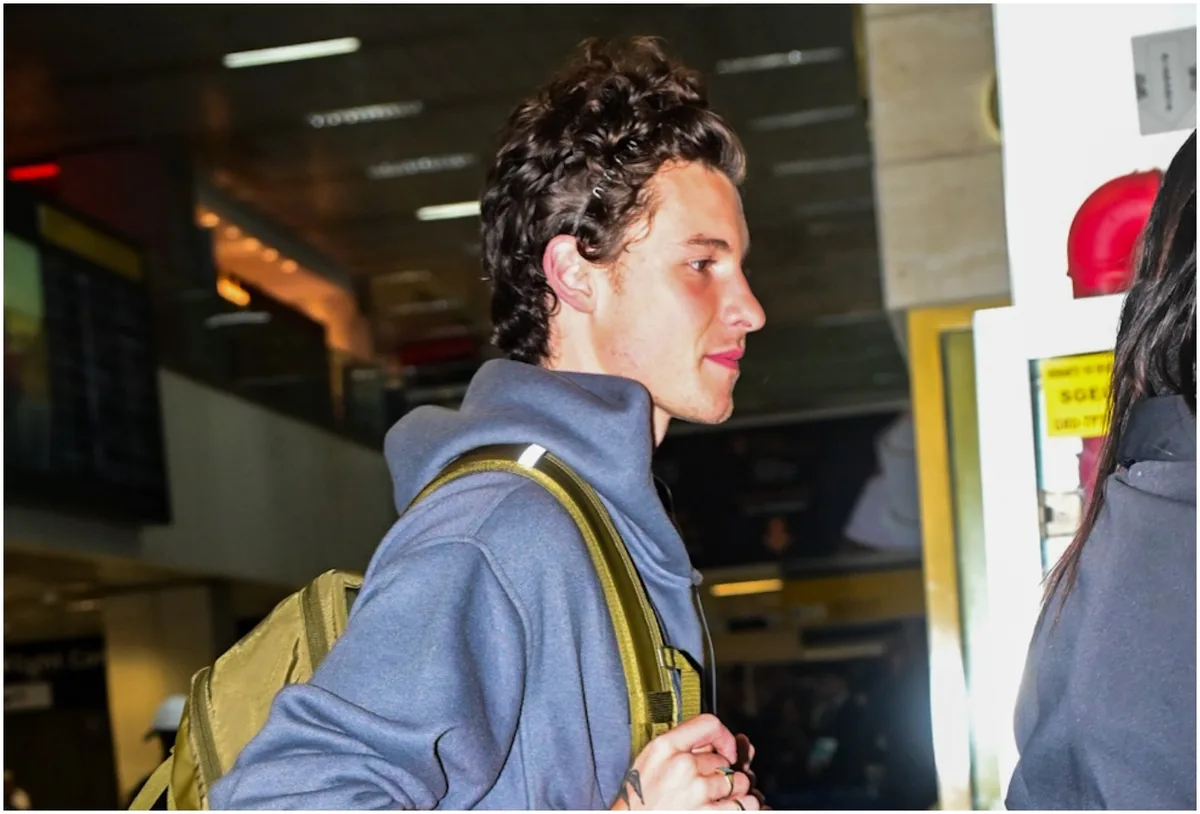 Shawn Mendes desembarca em São Paulo e combina moletom com sapato social