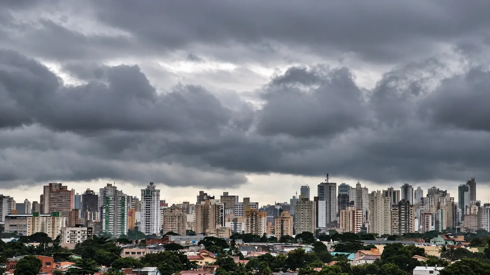 Frente fria leva chuva e queda de temperatura a Goiás no feriadão