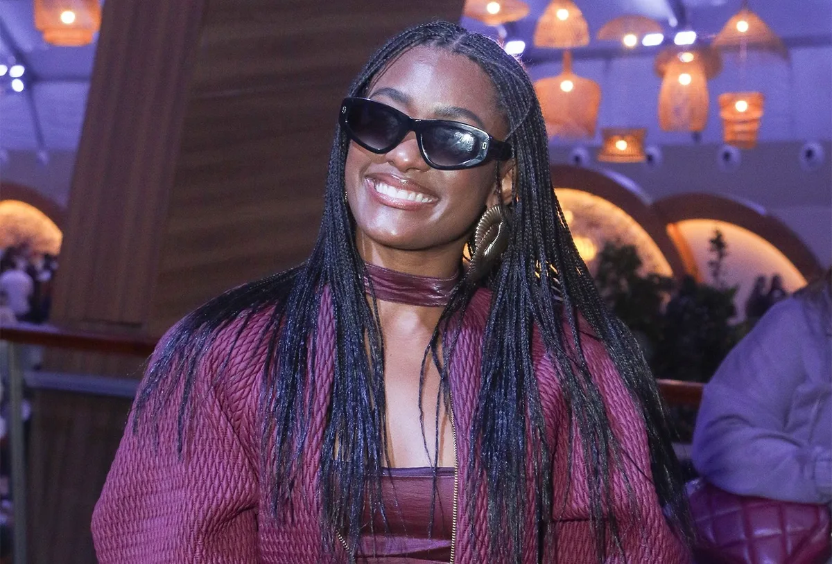 Erika Januza escolhe look bordô com botas longas para o Rock in Rio