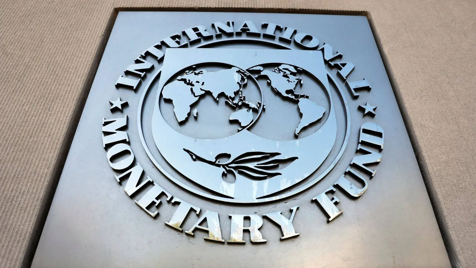 FMI prevê avanço de 3% na economia global até 2026, mas mantém alerta