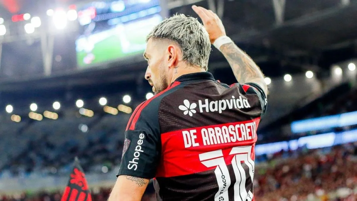 Arrascaeta critica condições do gramado do Maracanã após classificação do Flamengo