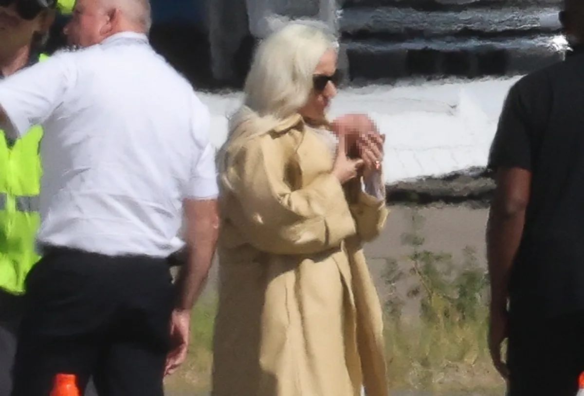 Lady Gaga circula por Los Angeles com bebê no colo e rosto à mostra