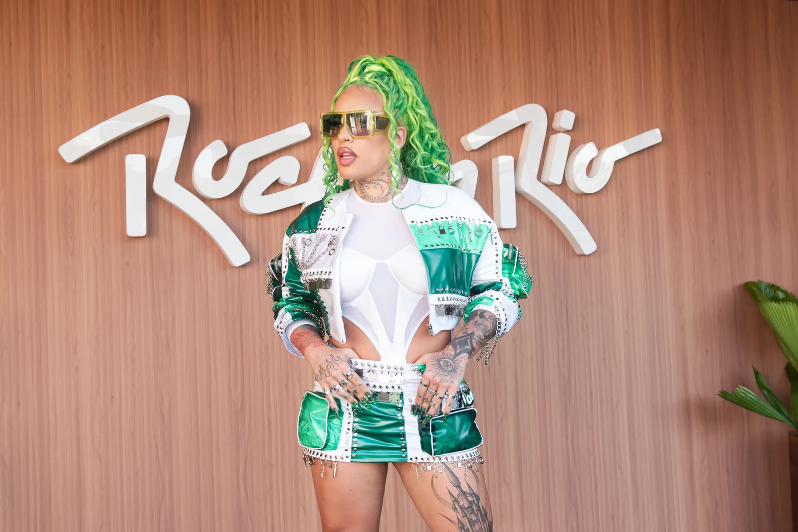 Gloria Groove vai ao Rock in Rio com look verde e branco