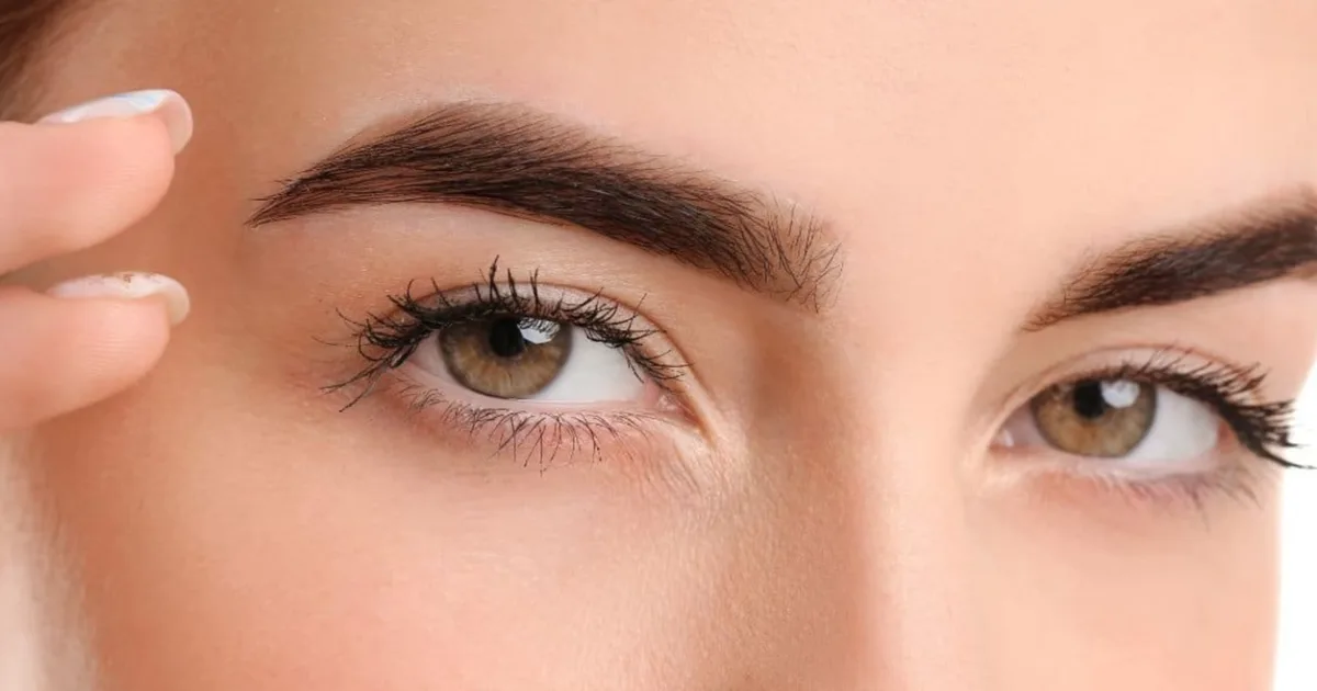 Henna e gel peel-off criam efeito temporário de sobrancelhas preenchidas
