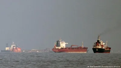 Petróleo avança com tensão em Ormuz e manutenção da produção pela Opep+
