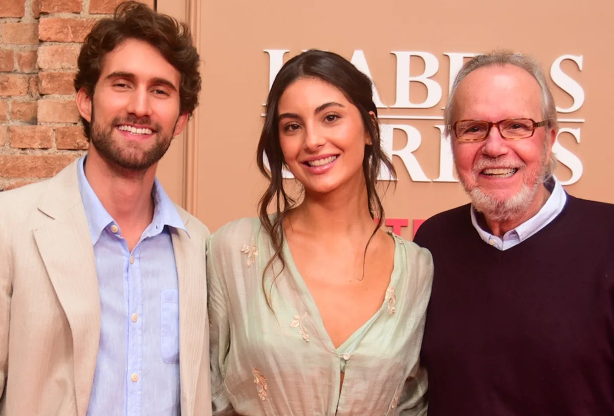 Felipe Ricca e Luiza Gabus Mendes aparecem juntos em evento de série