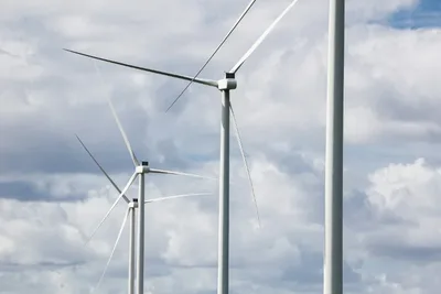 Redes elétricas exigem US$ 1 trilhão por ano para sustentar transição renovável