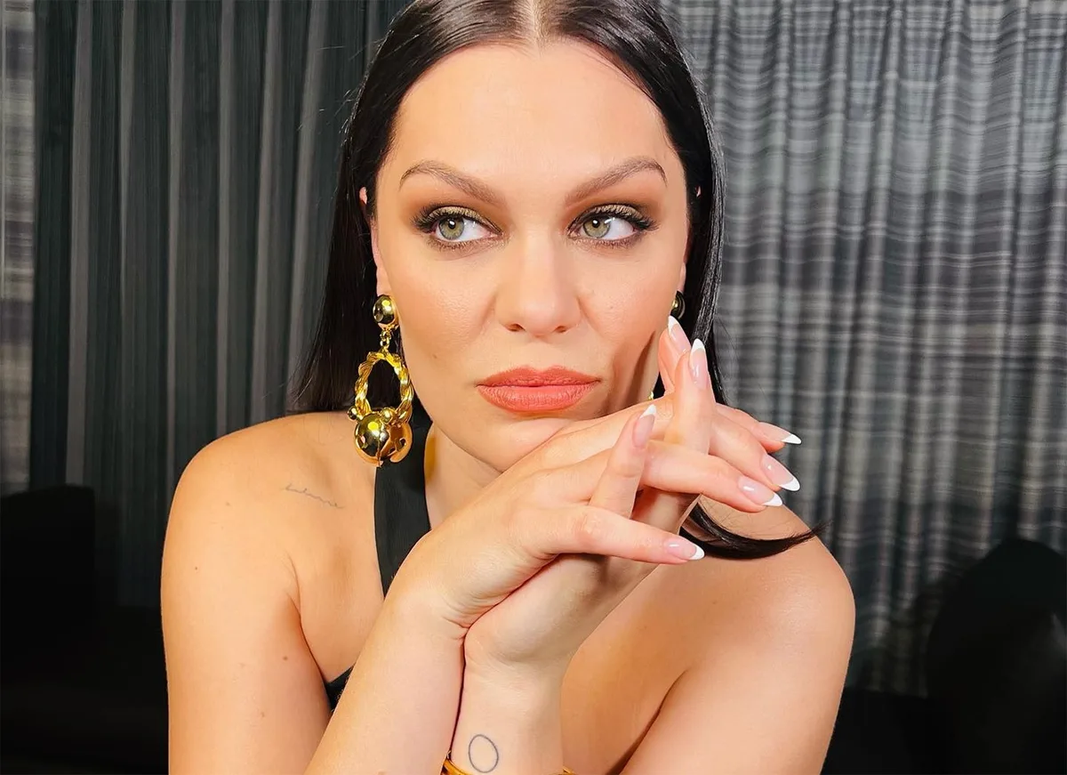 Jessie J interrompe redes para cuidar da saúde após novo procedimento