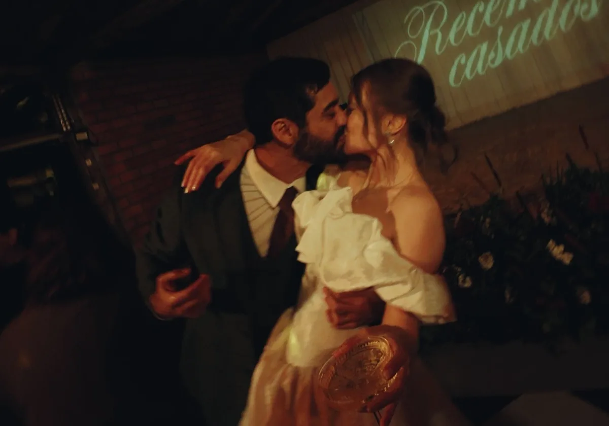 Miguel Rômulo e Fran Castro celebram casamento com festa e roda de samba